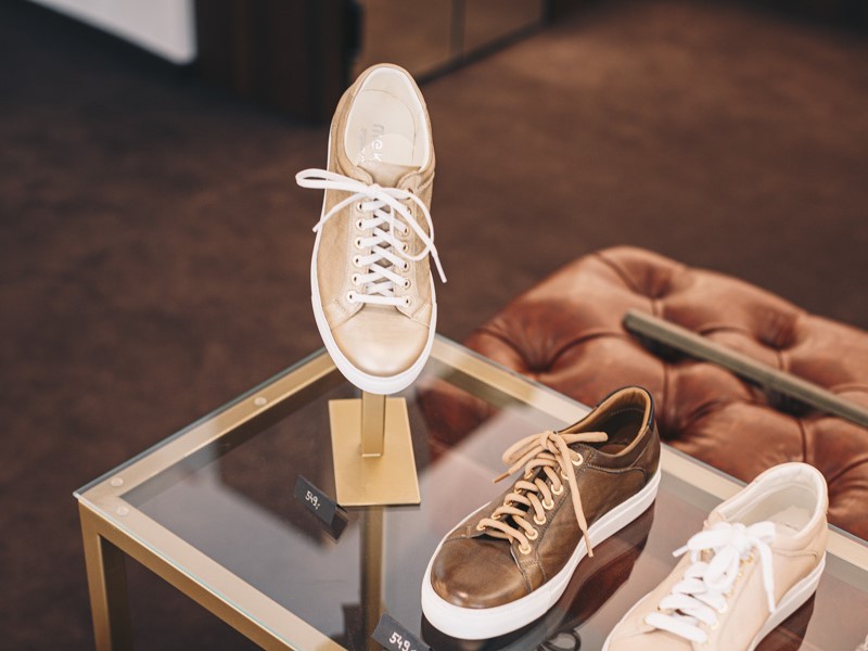 Garderoba, Stylowe ekspozytory na buty – sposób na wyróżnienie obuwia - Złote stojaki są estetyczne, więc podkreślą elegancję naszej kolekcji.