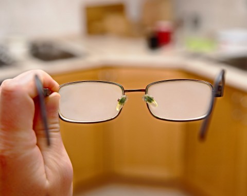 Jak nosić maseczkę, by okulary nie parowały?