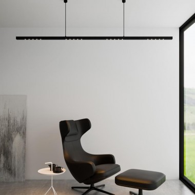 Pamiętaj o balansie pomiędzy światłem dziennym i sztucznym
Choć niekwestionowanie to właśnie światło dzienne najlepiej działa na nasze samopoczucie i jest jednym ze źródeł motywacji do pracy, to niestety Słońce nie zapewni nam odpowiednich warunków do wykonywania swoich obowiązków przez cały rok a często nawet przez cały dzień. W związku z tym najlepiej byłoby, aby domowa strefa biurowa była nie tylko zlokalizowana blisko okna, ale też dobrze doświetlona światłem o wspomnianej wcześniej barwie neutralnej.