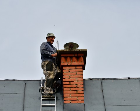 Domowe sposoby czyszczenia komina w domu jednorodzinnym. Nie trzeba wychodzić na dach