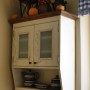 Kuchnia, półeczki, szafeczki... - Drewniana, biała szafka do kuchni ręcznie malowana
