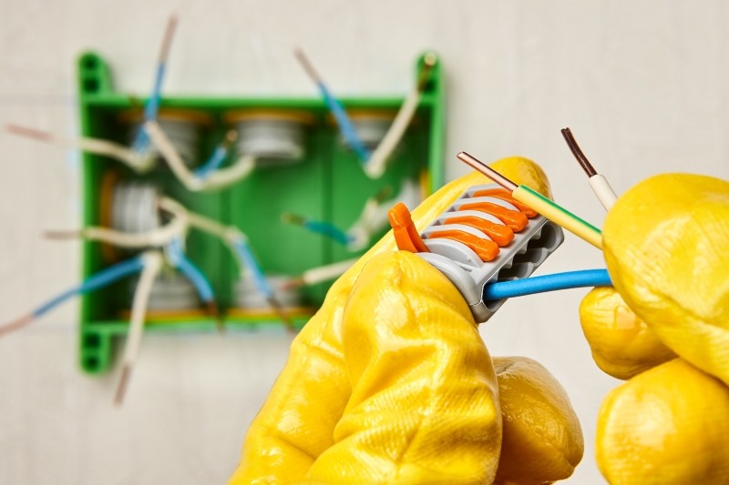 montaż lampy sufitowej