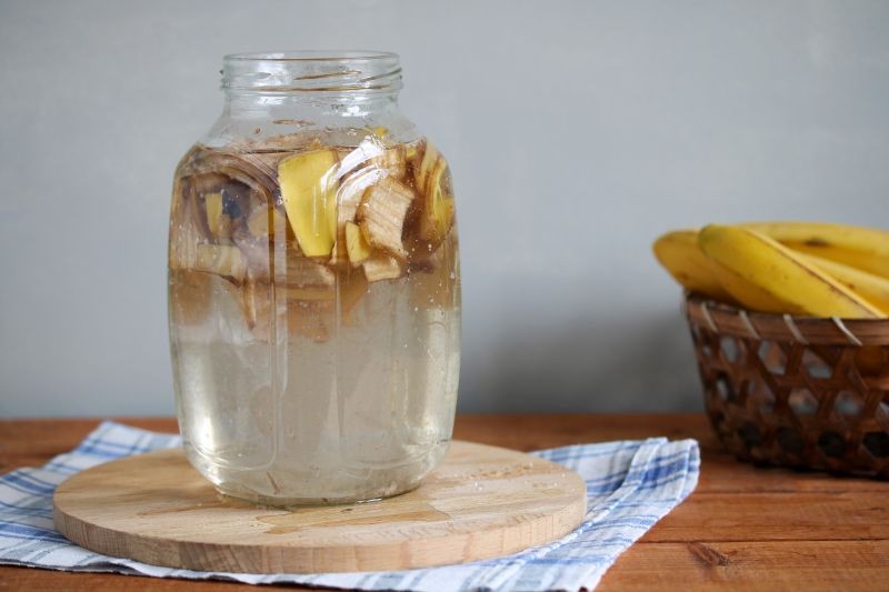 Nawóz ze skórek banana jest łatwy w przygotowaniu.