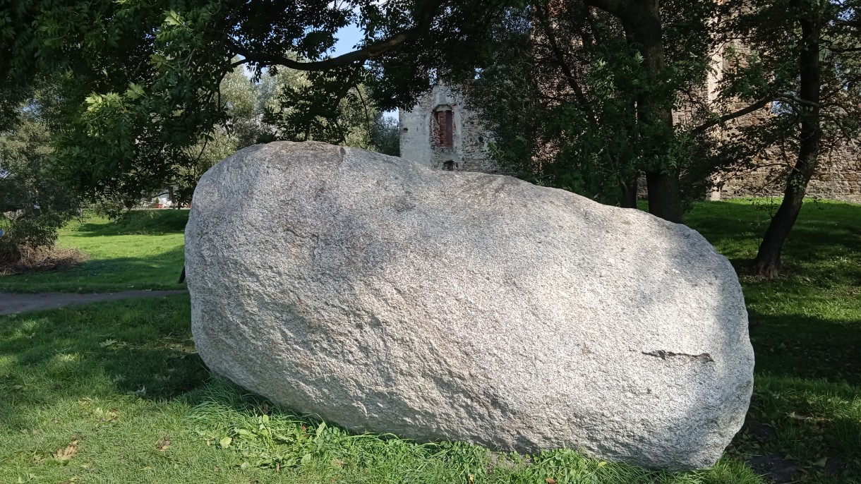 Podróże, WOKÓŁ RUIN ZAMKU CHUDÓW - Głaz narzutowy