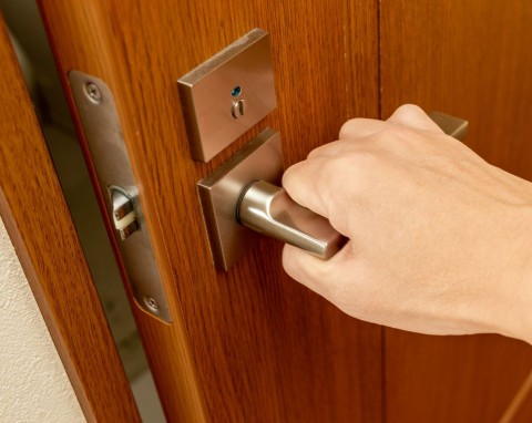 Jak oszczędzać na ogrzewaniu domu? Prosty trik z drzwiami obniża koszty nawet o 15 procent