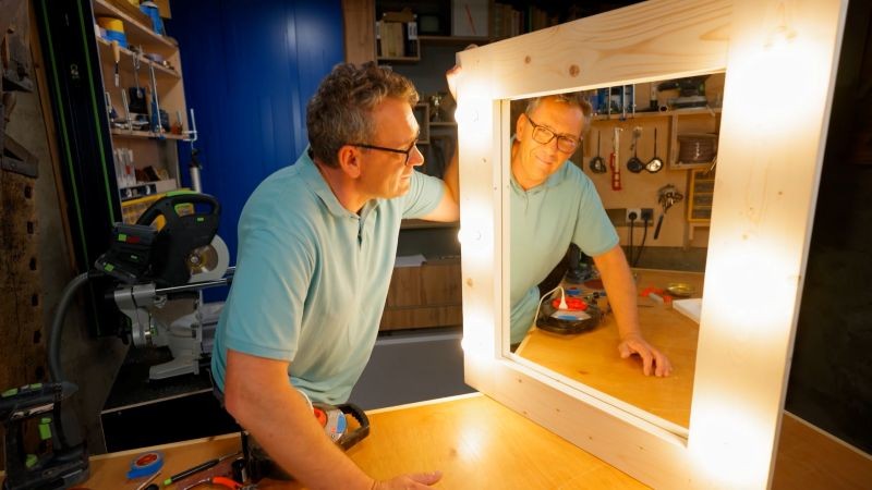 Każdy może niewielkim kosztem zrobić lustro z oświetleniem jak w programie „Darek Stolarz. Remont w 3 dni”.