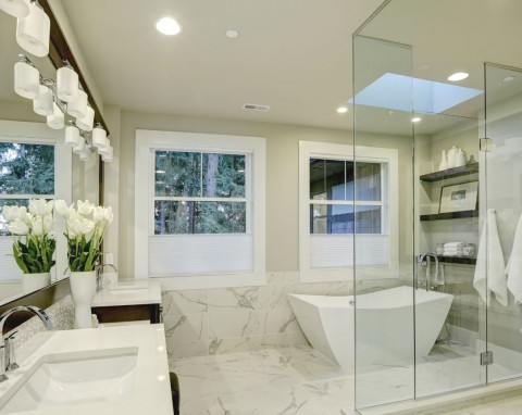 Żadnych kabin i brodzików. Nowy europejski trend daje więcej przestrzeni i wygody w łazience