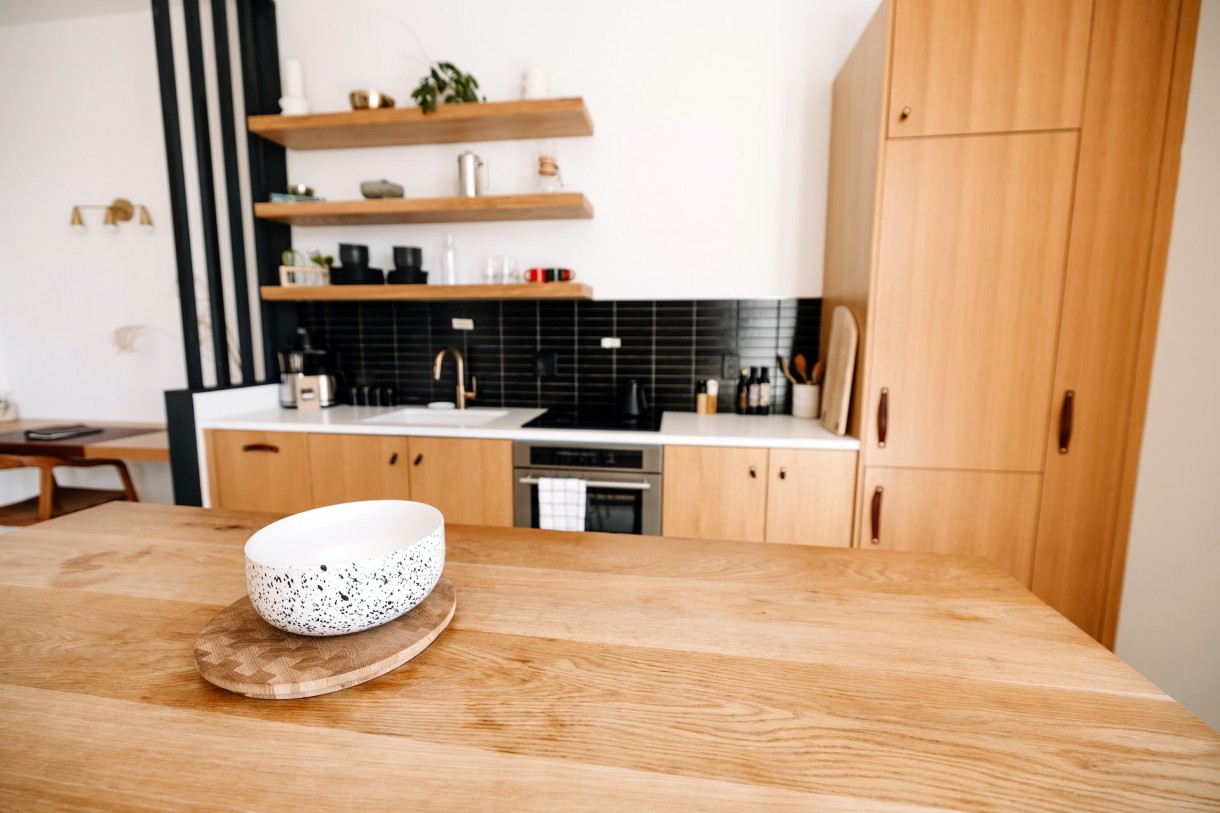 Domy i mieszkania, Mieszkanie w minimalistycznym stylu - Jak Wam się podobają takie takie wnętrza? Czerń, biel i drewno - to wystarczy, by stworzyć klimat :)