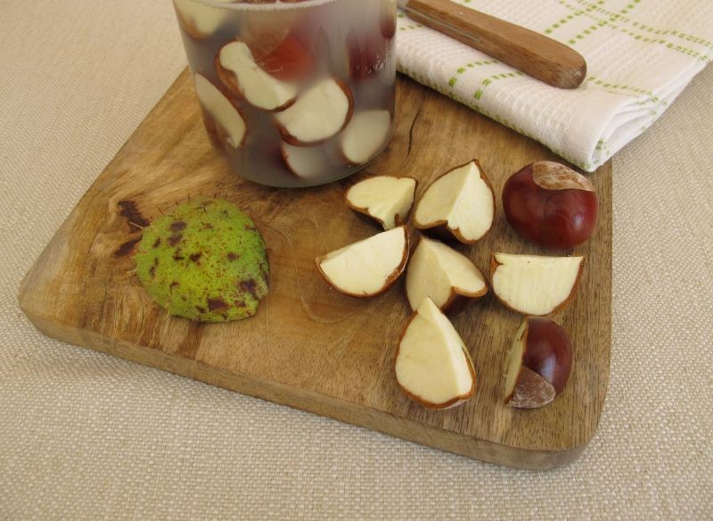 Zanim wykorzystamy kasztany do prania, musimy je rozdrobnić.