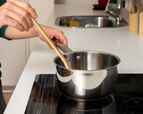 Jak oszczędnie gotować na kuchence indukcyjnej? Zadbaj o jedną rzecz, a rachunki będą niższe