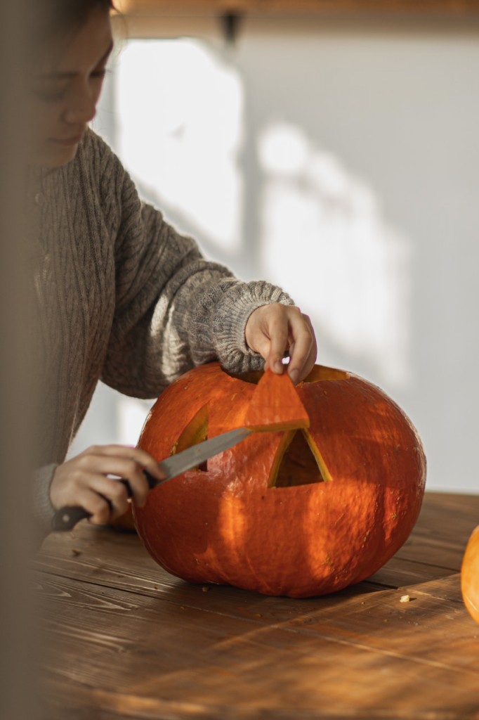 Dekoracje, Wycinanie dyni krok po kroku - Zobaczcie, jak wyciąć dynie na Halloween :)