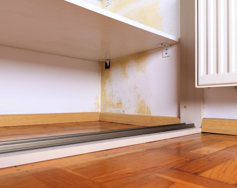 Dlaczego za meblami tworzy się wilgoć i pleśń? Mało kto bierze pod uwagę ważną przyczynę