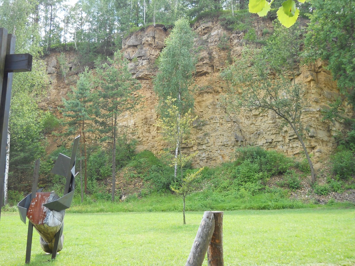 Pozostałe, Arboretum Gródek - polskie Malediwy. - Skałki od strony wejścia głównego do arboretum.