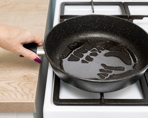 Jak pozbyć się oleju po smażeniu? Prawie wszyscy popełniają błąd