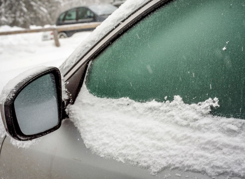sposoby na zamarznięte szyby w samochodzie