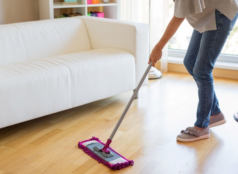 sposób na lśniące panele bez detergentów