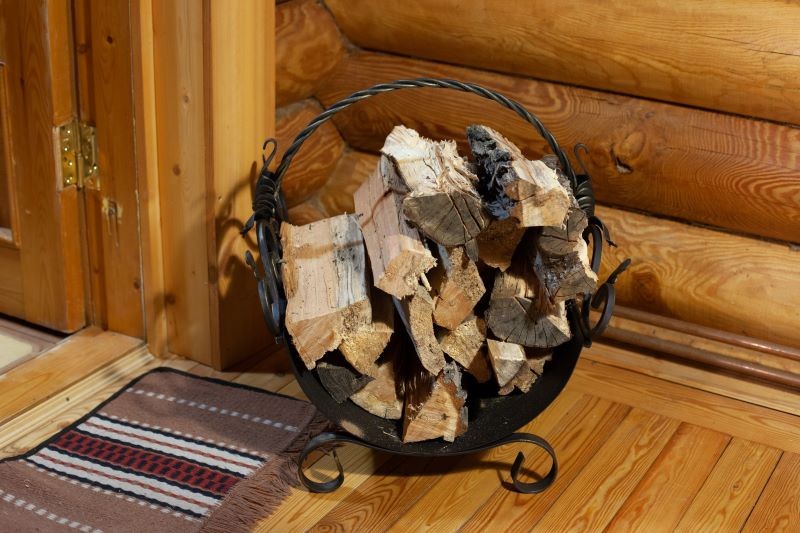 Do palenia w kominku używamy tylko drewna sezonowanego. Fot. liarussy/123RF.com
