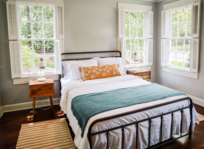 W rustykalnej sypialni powinny znaleźć się stoliki nocne z naturalnego drewna.