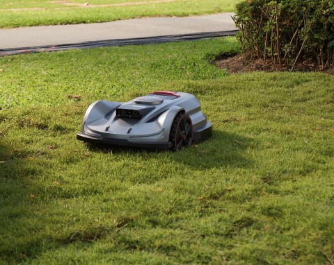 Uprość pielęgnację trawnika dzięki Sunseeker Elite X7
