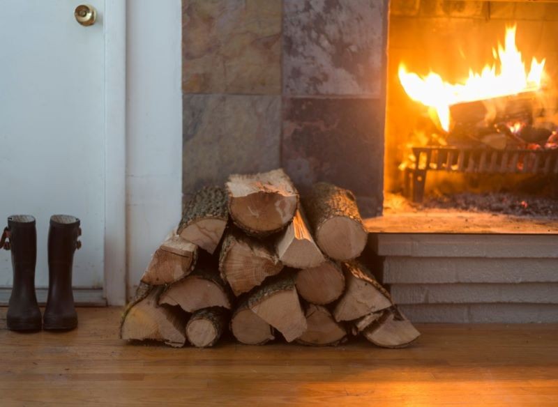 Na to, jak szybko brudzi się kominek, ma wpływ rodzaj spalanego w nim drewna. 