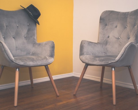 Fotel fotelowi nierówny – jak wybrać mebel dostosowany do naszych potrzeb?
