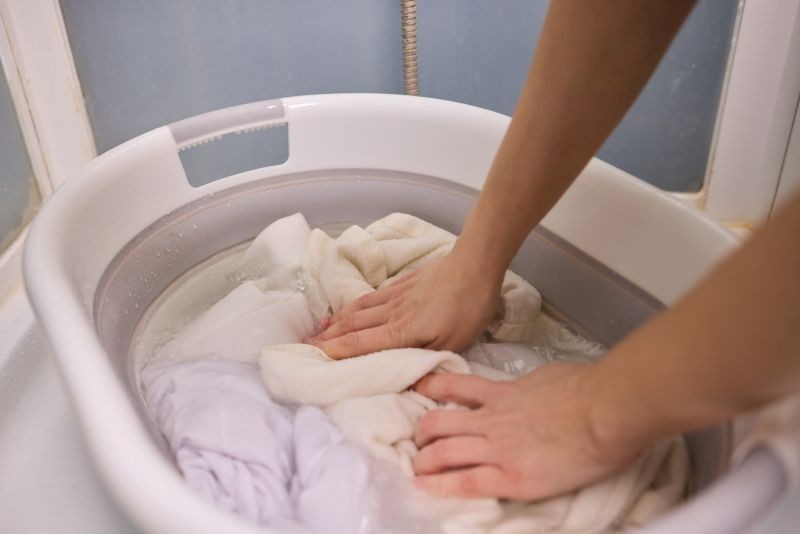 Namaczanie poplamionego obrusa to nie zawsze dobry pomysł.