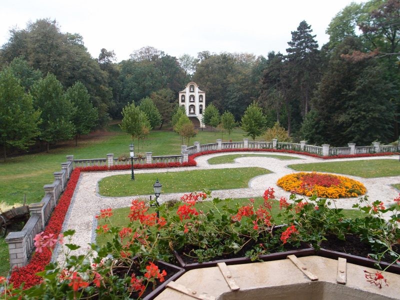 Ogród, Wszystko czerwone -  widok  na park -nowa brama dzwonów