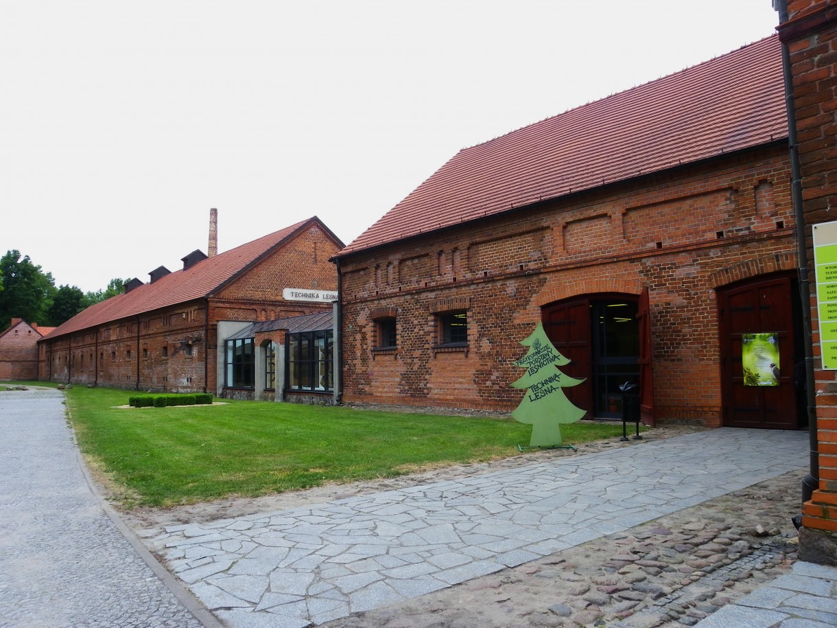 Pozostałe, Arboretum w Gołuchowie - Park i zabudowania cz 1 - Gołuchów  Powozownia Muzeum Leśnictwa