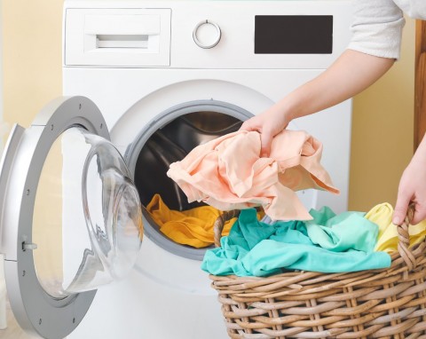 Dodaję dwie łyżki do bębna zamiast płynu do płukania. Pranie pięknie pachnie, a pralka jest czysta