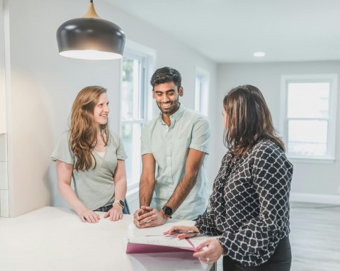 Czym wyróżnia się biuro nieruchomości premium na tle standardowych agencji?