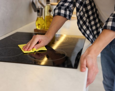 Czysta płyta indukcyjna to oszczędne gotowanie. Prosty domowy trik przywraca jej dawny blask