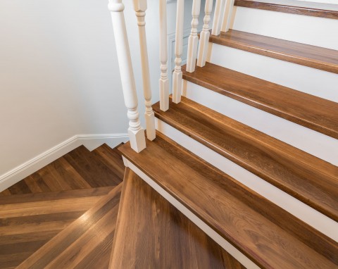 Jak dopasować drewniane schody  do wnętrza?