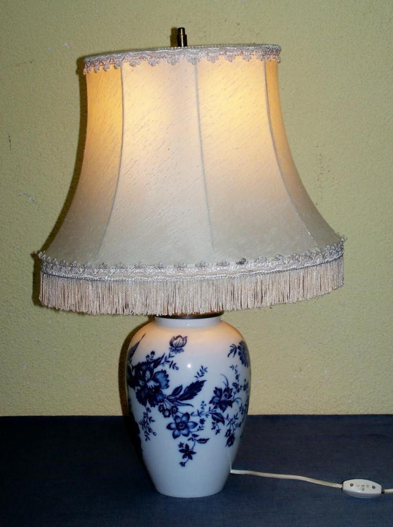 Oświetlenie, piękna porcelanowa lampa z wytwórni w Selb