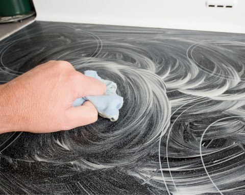 Rysy na płycie ceramicznej. Znajomy ze sklepu RTV AGD poradził, co zrobić