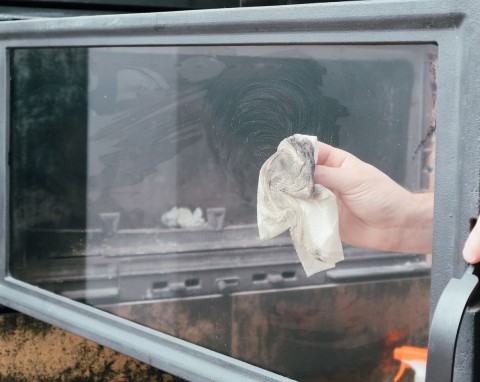 Sadza z szyby kominka schodzi w mgnieniu oka. Nie potrzeba silnych, chemicznych środków