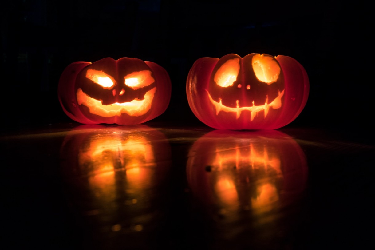 Dekoracje, Lampion z dyni na Halloween - Zobaczcie, jak można fajnie powycinać dynię i zrobić z niej lampion na Halloween :) Możliwości jest mnóstwo, wszystkie wyglądają świetnie :)