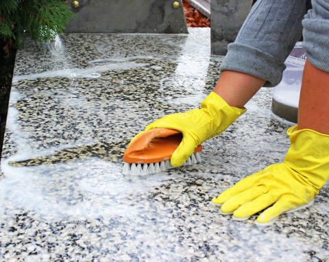 Tłuste plamy po wosku na pomniku. Jak je wyczyścić, nie niszcząc nagrobka?