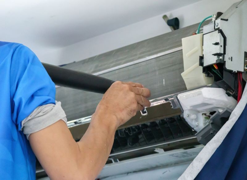 Podczas samodzielnego czyszczenia klimatyzacji pomocny okaże się odkurzacz.