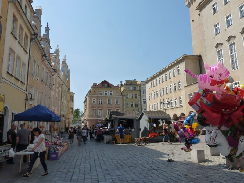 Podróże, Jarmark Wojciechowy -   nie dowiedziałam się co na rynku "dają" - bo tu spotkaliśmy znajomą spragnioną i poszliśmy do sopelka na lody.