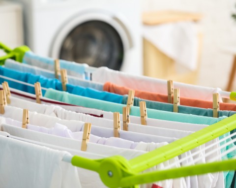 Jak suszyć pranie w chłodne i deszczowe dni? Wypróbuj prostą sztuczkę