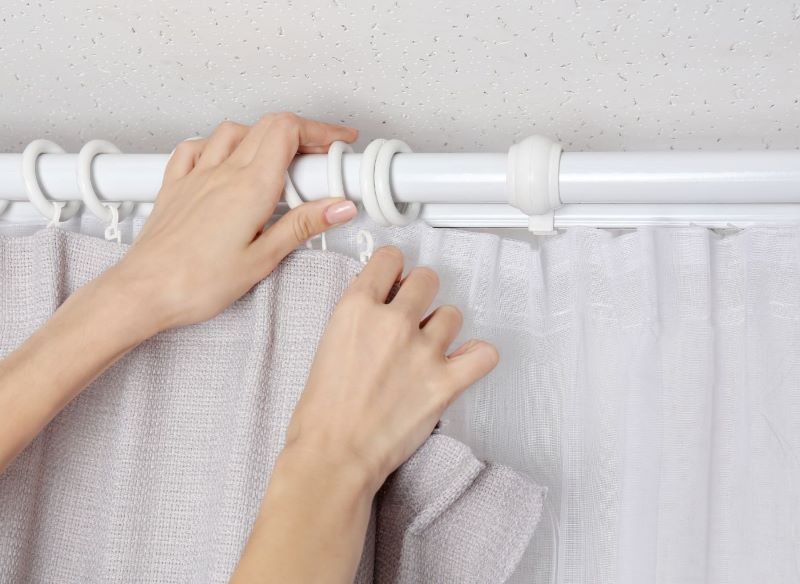 Choć pranie zasłon jest czasochłonne, warto je powtarzać co 2-3 miesiące.