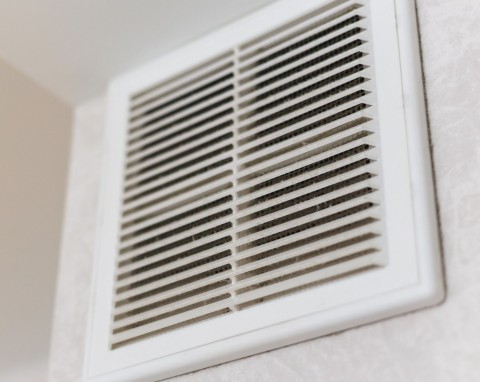 Dobry sposób na czyszczenie kratki wentylacyjnej. Wilgoć w domu szybko zniknie