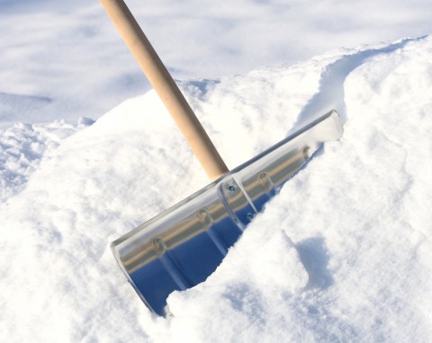Przygotowani na zimę – o narzędziach, które ułatwią usuwanie śniegu