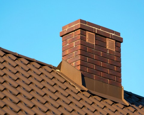 Bez soli, obierek ziemniaków i wychodzenia na dach. Dobry patent na samodzielne wyczyszczenie komina