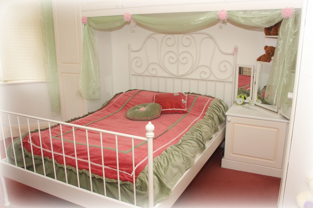 Sypialnia, POKÓJ ANETY ......zielono-biało-różowy! - łóżko księżniczki przykryte kapą - moja ręczna praca! Nad łóżkiem upięłam z organzy taki niby baldachim