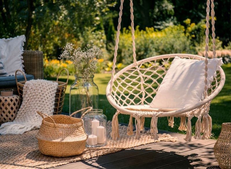 Taras w stylu boho to idealne miejsce do błogiego relaksu.