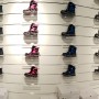 Garderoba, Stylowe ekspozytory na buty – sposób na wyróżnienie obuwia - Półki na obuwie z pleksi, montowane na panelu. To wyposażenie sklepów obuwniczych, ale i pomysł na niespotykane urządzenie garderoby czy przedpokoju.
