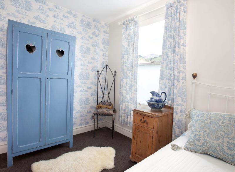 W sypialni cottagecore chce się wypoczywać.