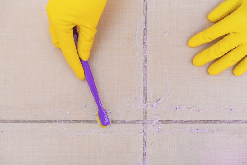 Domowa pasta do czyszczenia fug upora się nawet z pleśnią.