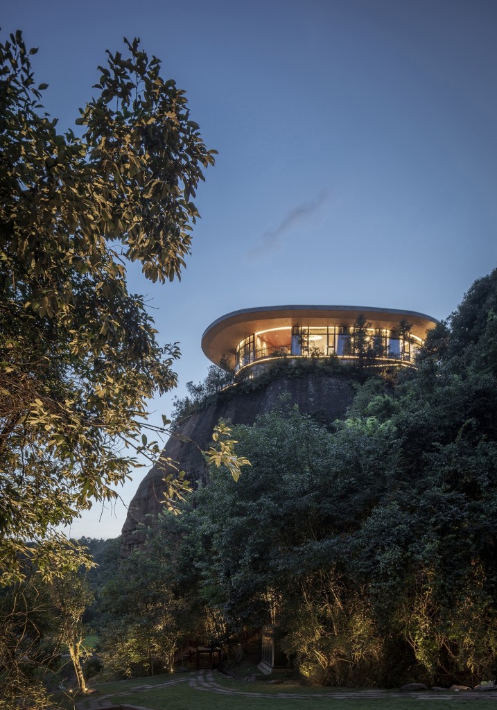 Domy i mieszkania, Luksusowy dom na klifie - Luksusowy Hotel Eagle Rock Cliffs znajduje się w Chinach w prowincji Hunan. Budynek został zaprojektowany przez firmę architektoniczną Duoxiangjie z Pekinu.  To częścią projektu o nazwie Pingjiang Homey Wild Luxury, który składa się z trzech charakterystycznych budowli.

Źródło: Jin Weiqi / Duoxiangjie Architec/Ferrari Press/East News